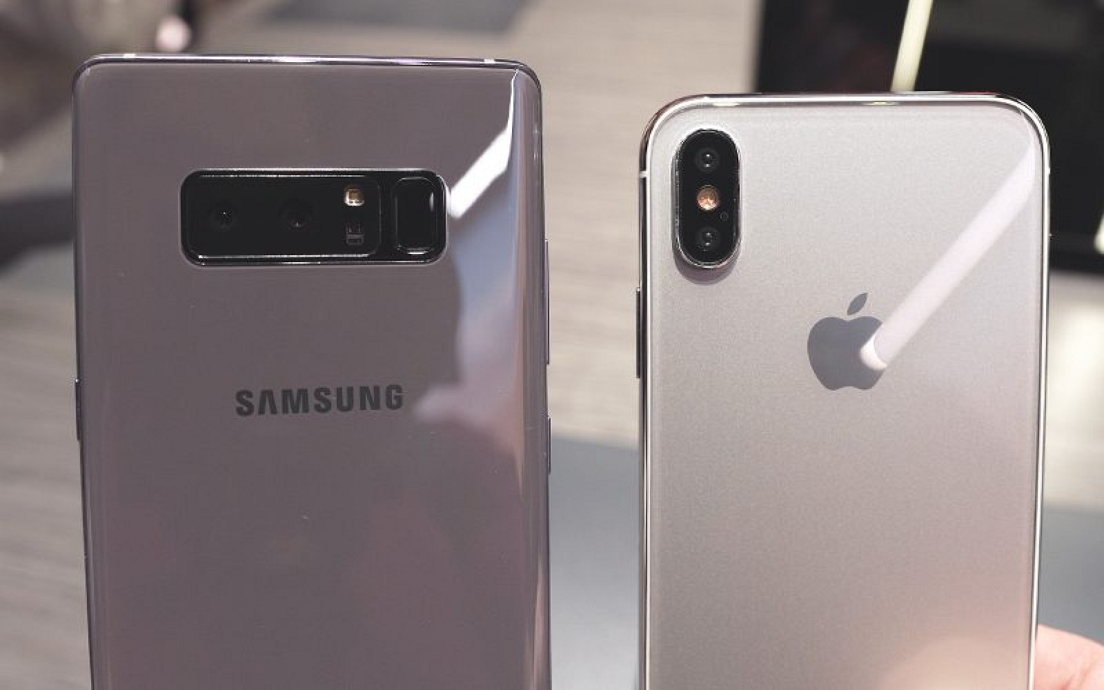 Задняя камера Galaxy Note 8 и iPhone 8